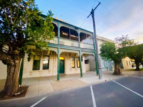 Entire Townhouse in Heart of Echuca's Port CBD - 15 guest capacity